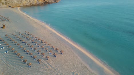 Imágenes-De-Drones-De-4k-De-Una-Playa-Vacía-Con-Tumbonas-Vacías-Sin-Turistas---Nadie---Cala-Mesquida-Mallorca---Crisis-Del-Virus-Covid-19---Turismo-Islas-Baleares-España-Mallorca