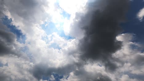 lapso de tiempo de cielo azul despejado con nube. hermoso cielo azul y sol con fondo de nubes. cielo con nubes tiempo naturaleza nube azul. 4k.