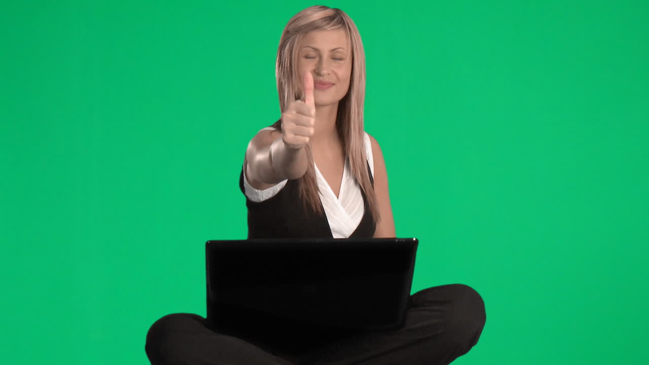 Mujer que trabaja en la computadora portátil