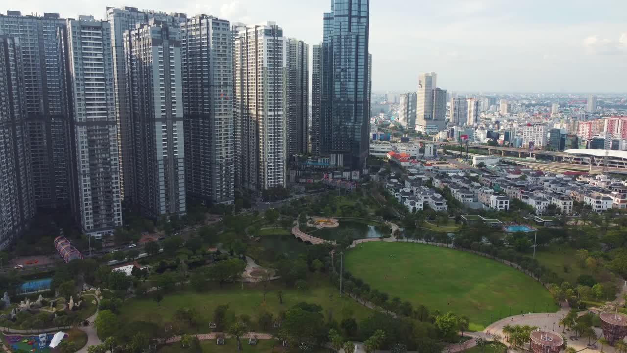 드론이 뒤로 움직여 베트남 호치민 시의 높은 건물들을 드러내고 있습니다.