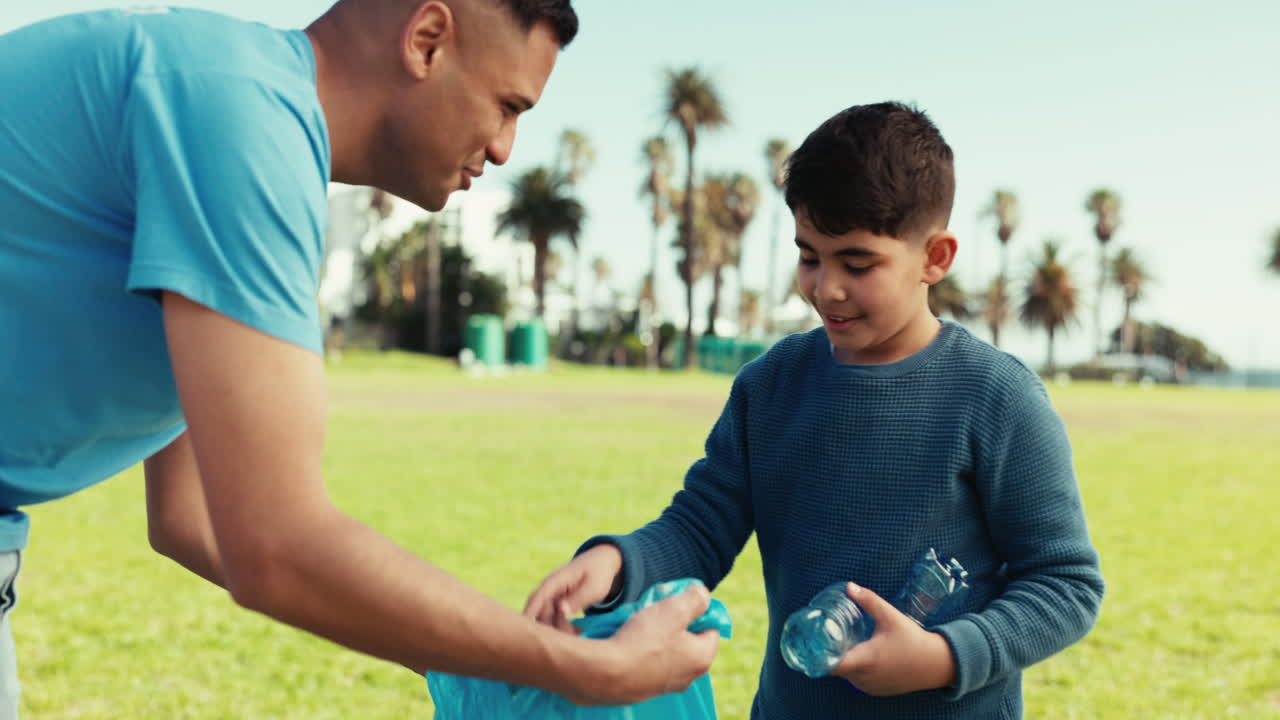 cinco, reciclaje y un hombre con un niño