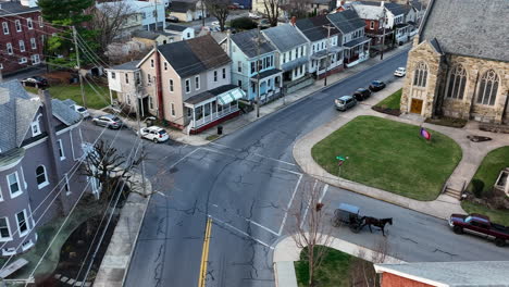 Caballo-Amish-Y-Carruajes-En-Buggy-En-El-Condado-De-Lancaster-Ephrata-Pennsylvania