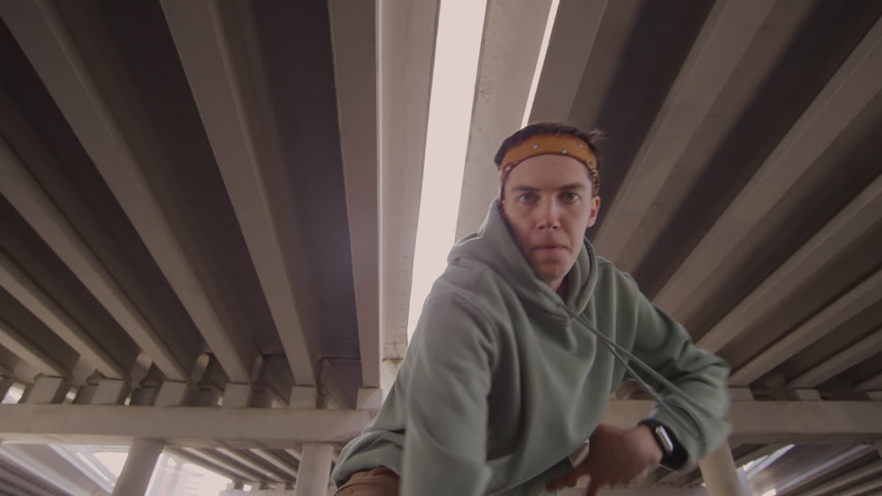 молодой человек танцует