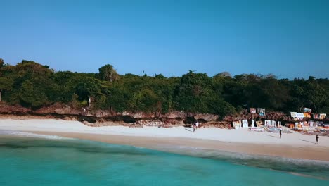 Glatter-Flugschieberegler-Fliegt-Seitwärts-Von-Rechts-Nach-Links-Drohnenaufnahme-Des-Traumstrandes-Mit-Blauem-Wasser-In-Wilder-Natur