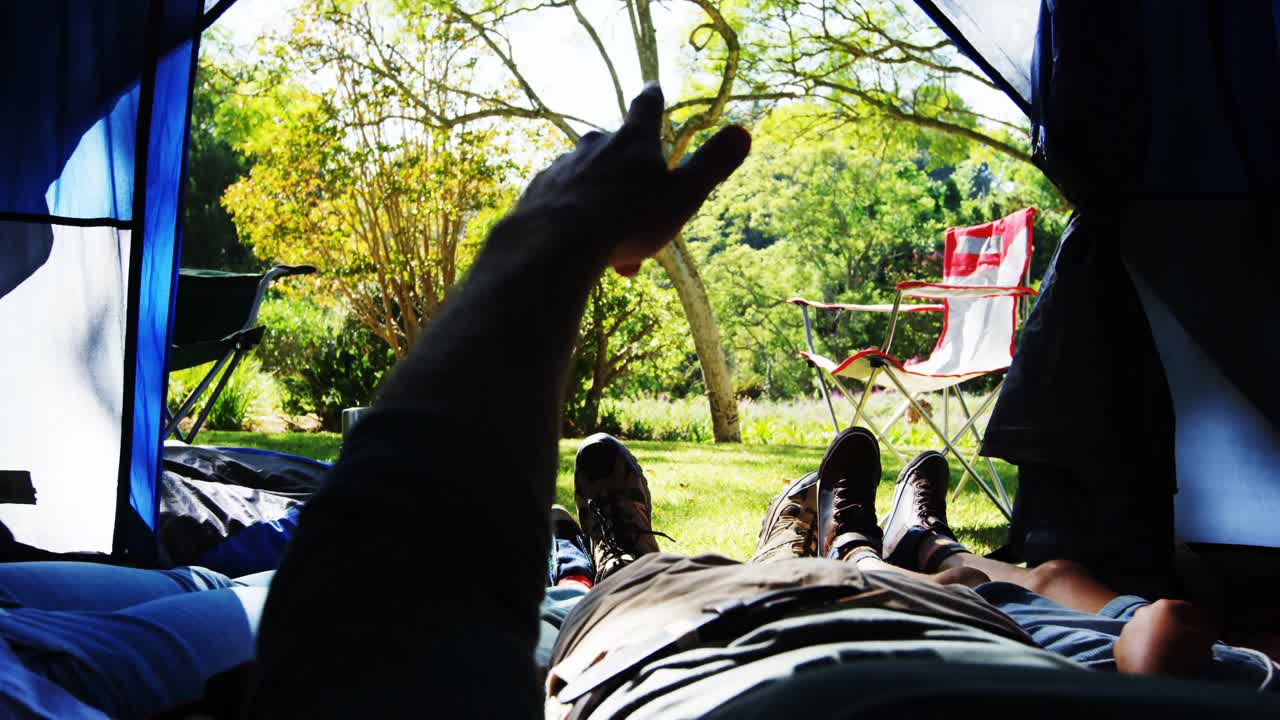 텐트 에서 휴식을 취하는 가족 4k