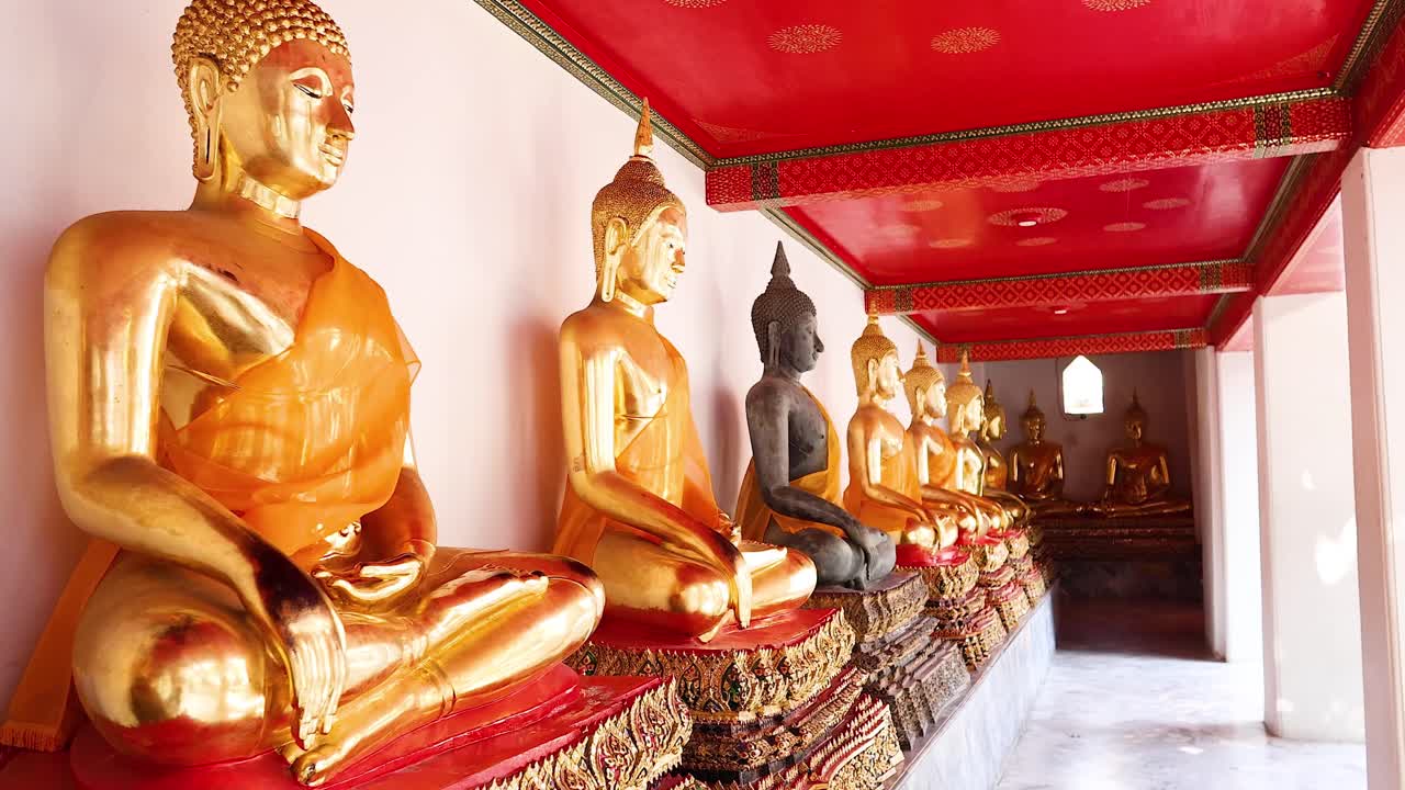 estatuas de oro de buda en un corredor del templo