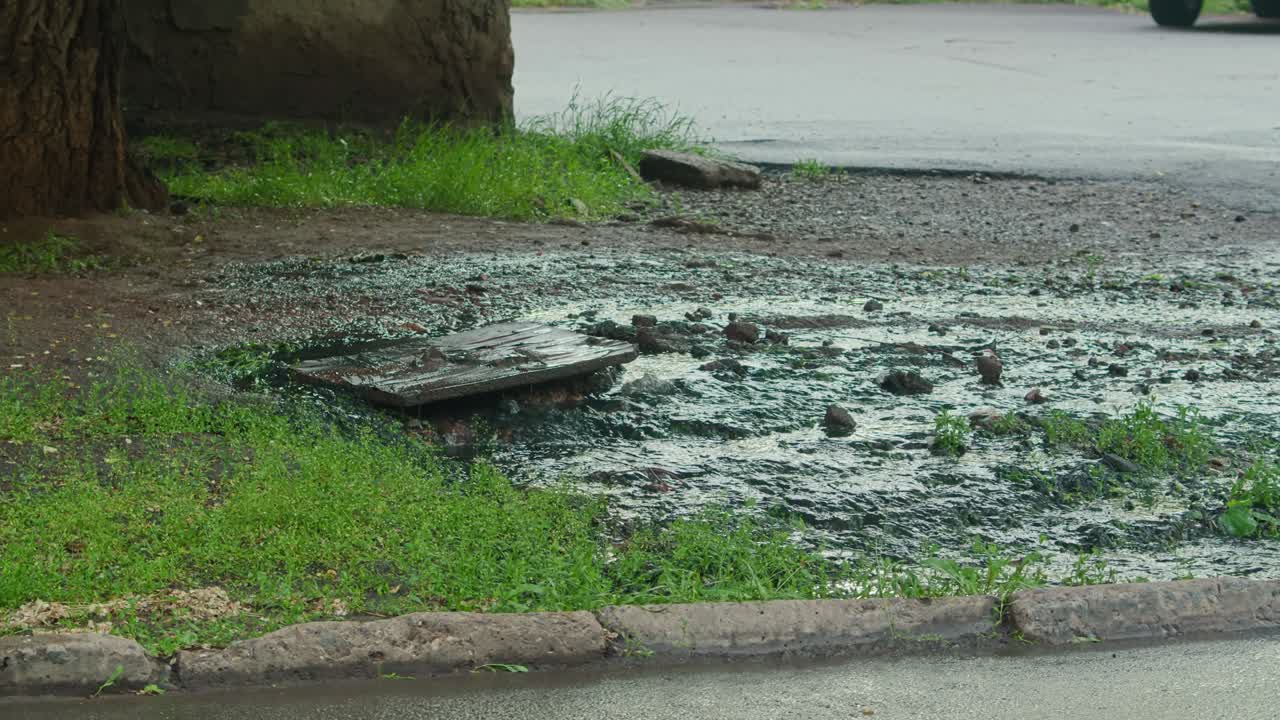 우물에서 물이 흘러나오는 것 - 물 공급 시스템의 돌파구 - 하수 - prores 422, bmpcc4k