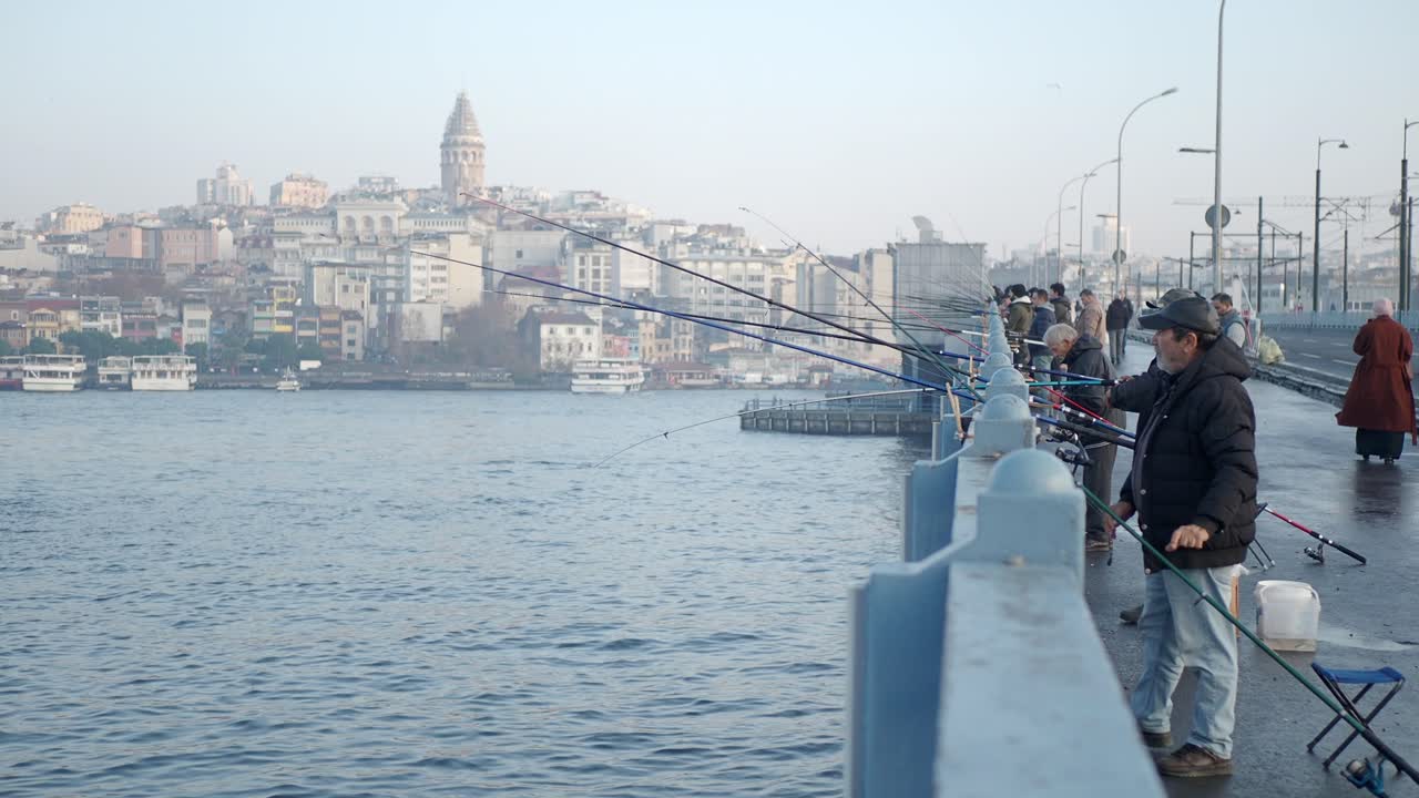 이스탄불 의 다리 에 있는 어부 들