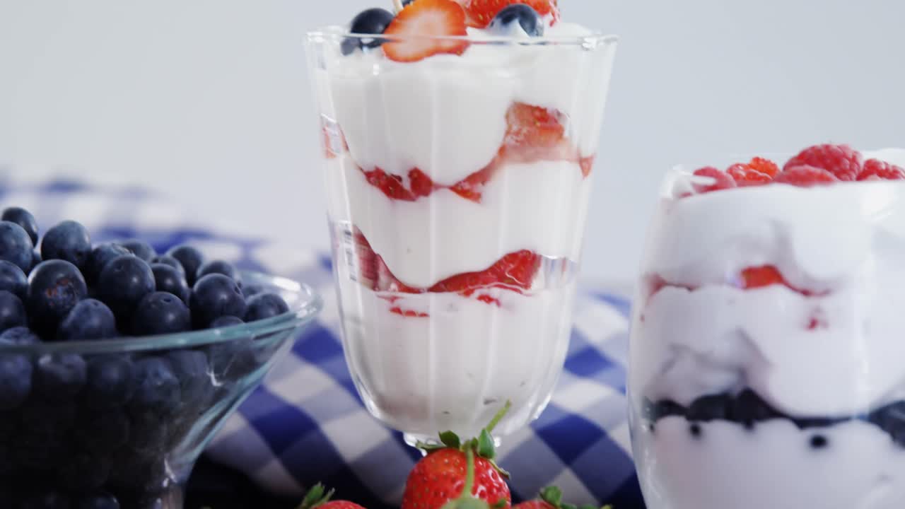 Glaces aux fruits sur une table en bois