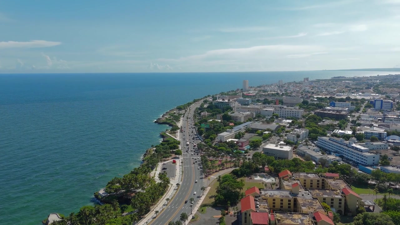 Santo Domingo, Repubblica Dominicana. Vista aerea del traffico sul Malecón, edifici e Mar dei Caraibi in una giornata di sole