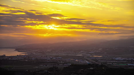 Una-Toma-De-Lapso-De-Tiempo-De-Una-Nube-Al-Atardecer-Y-Un-Paisaje-Urbano-Cerca-De-La-Costa-En-España