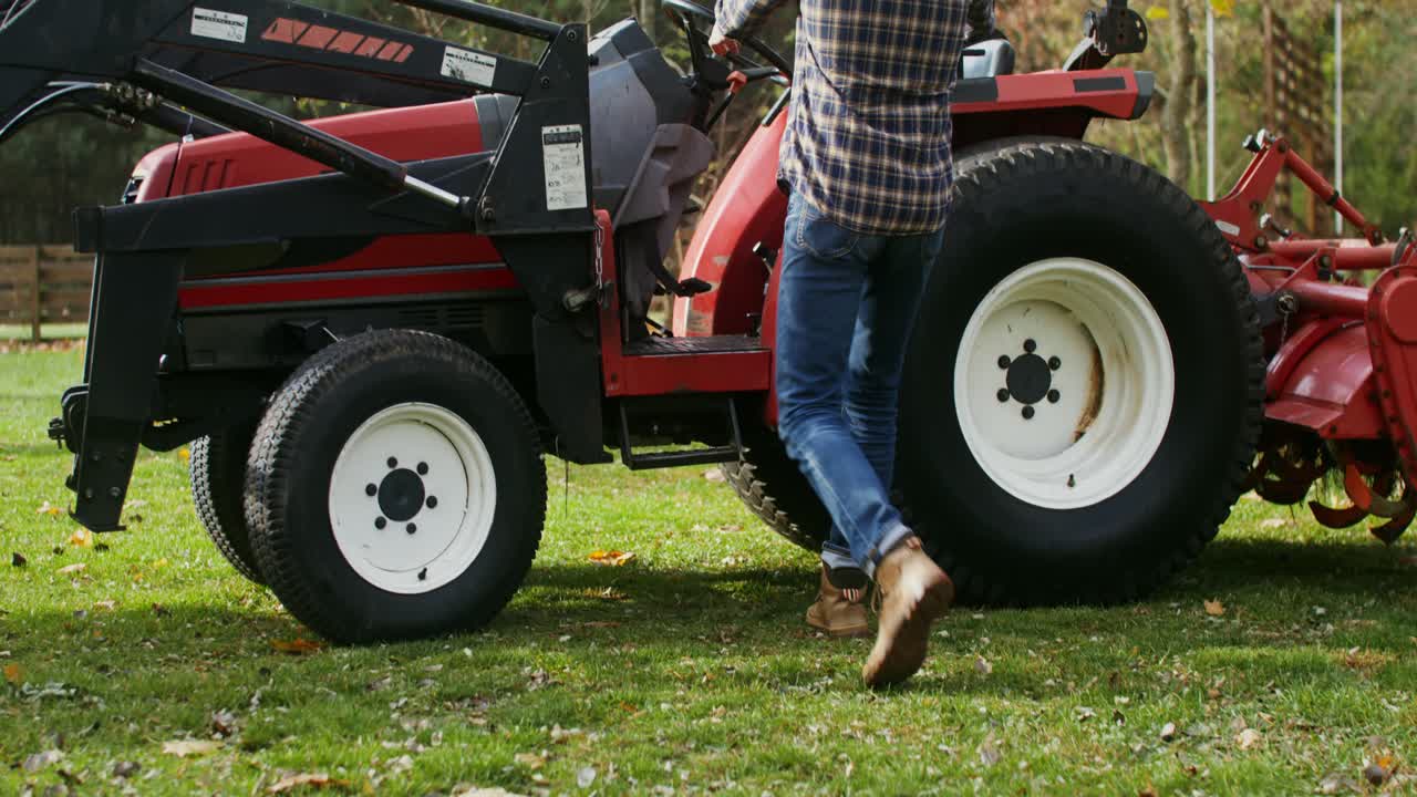 agricultor que trabaja con tractor