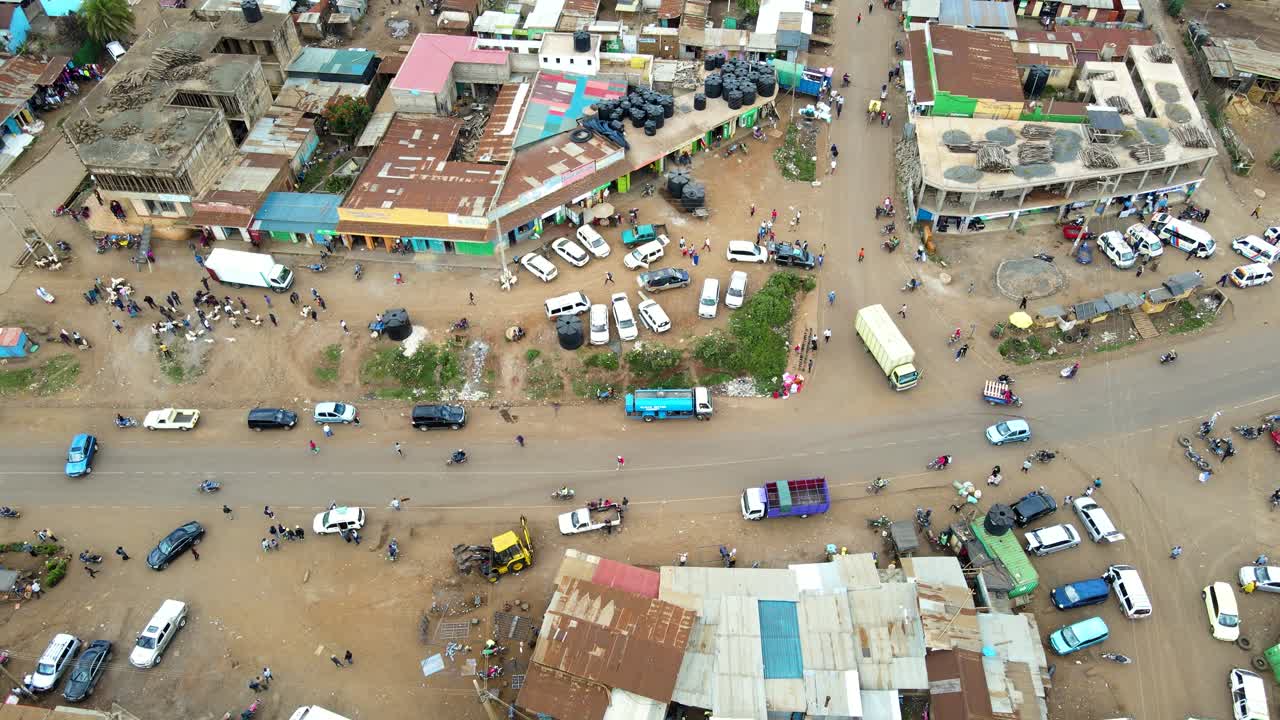아프리카의 노천 시장에서 자동차와 사람들의 공중 전망 - 역방향, 드론 샷