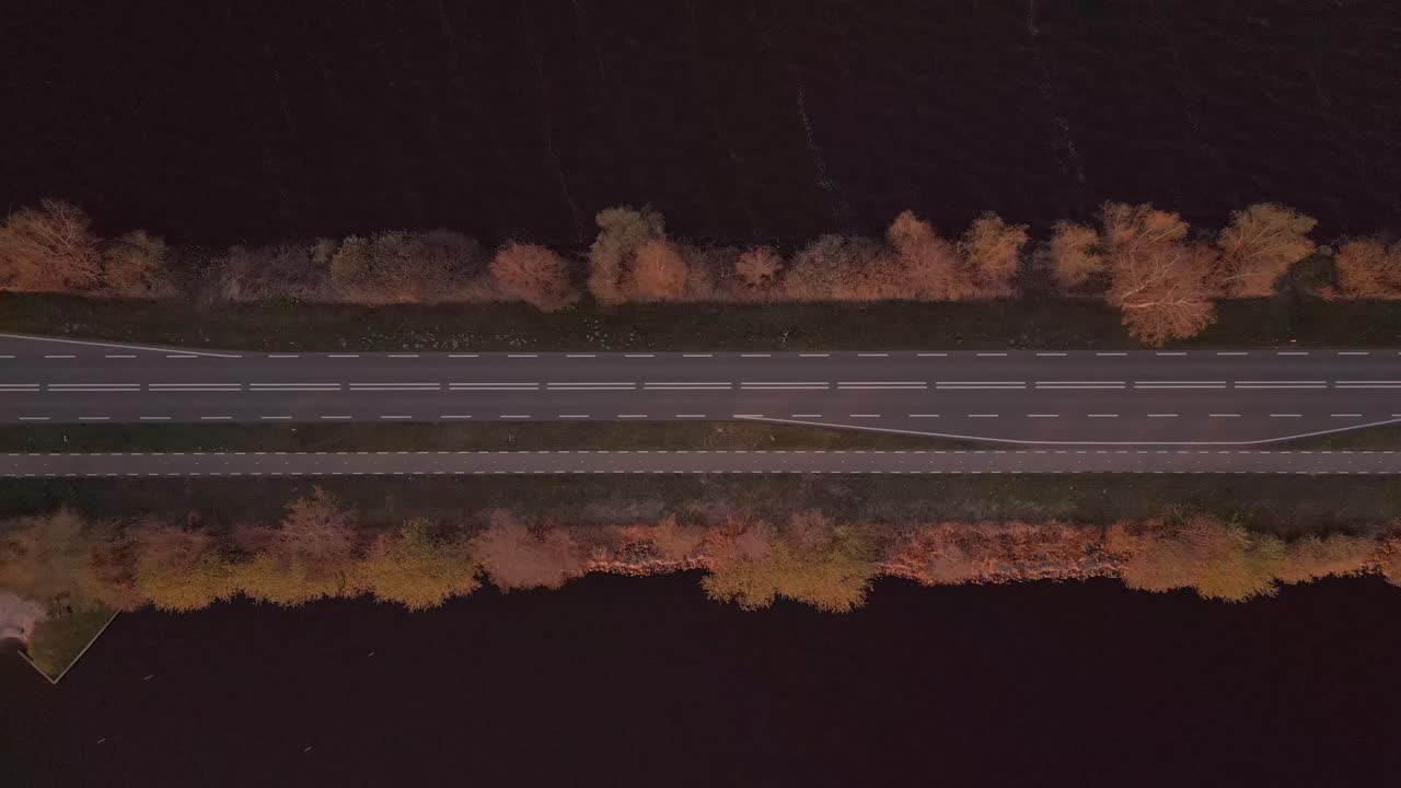 vista aérea de una carretera junto a un río en otoño
