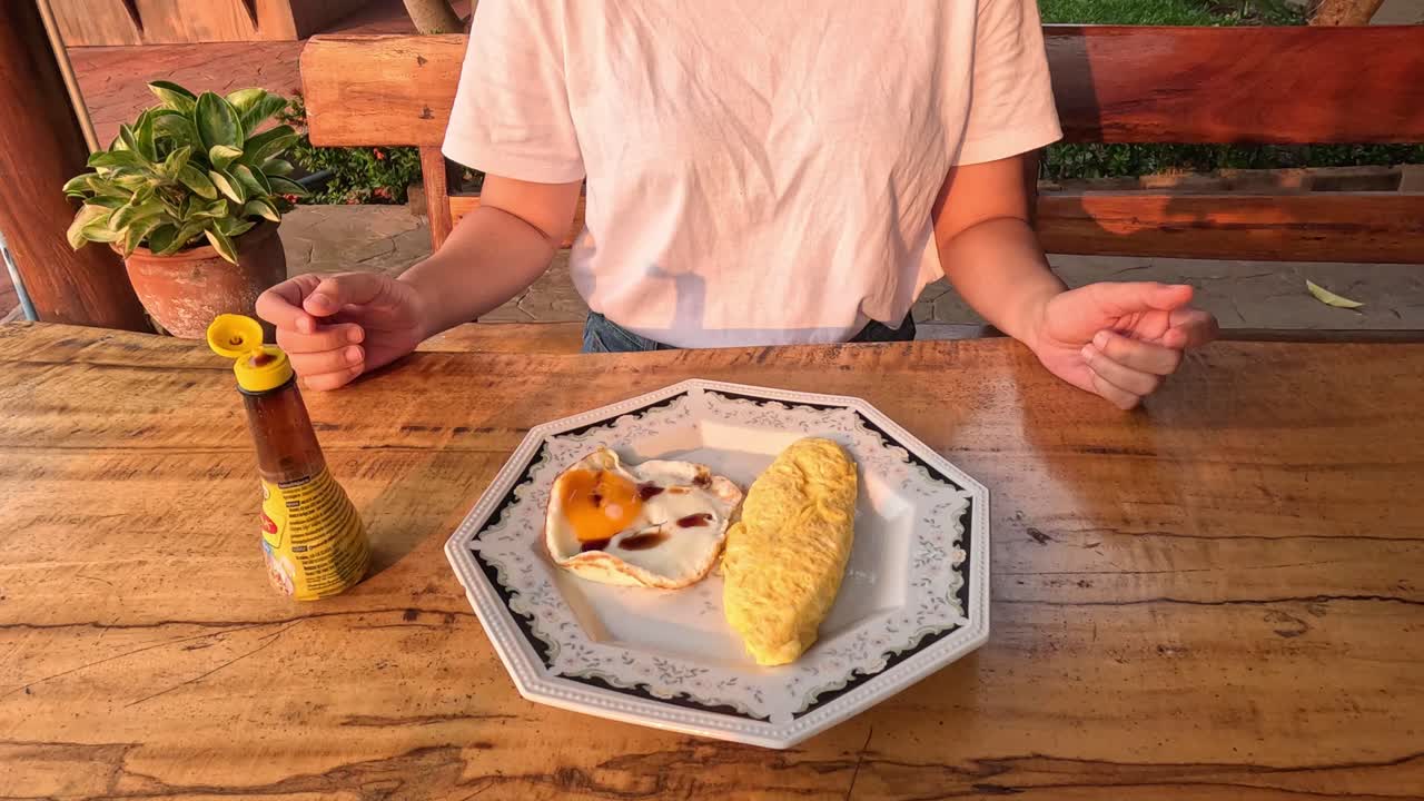 이 달과 토스트를 맛보는 사람.