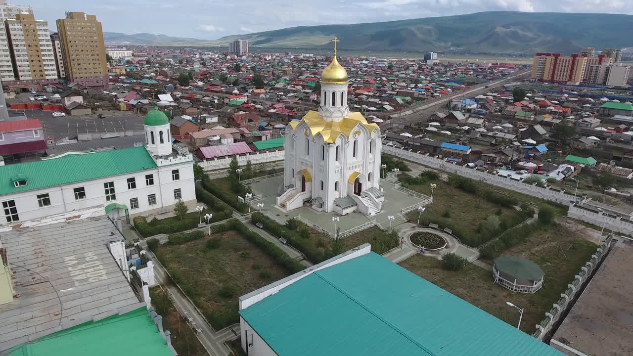 Letecký záběr dronem na ruský kostel se zlacenou střechou v Mongolsku.