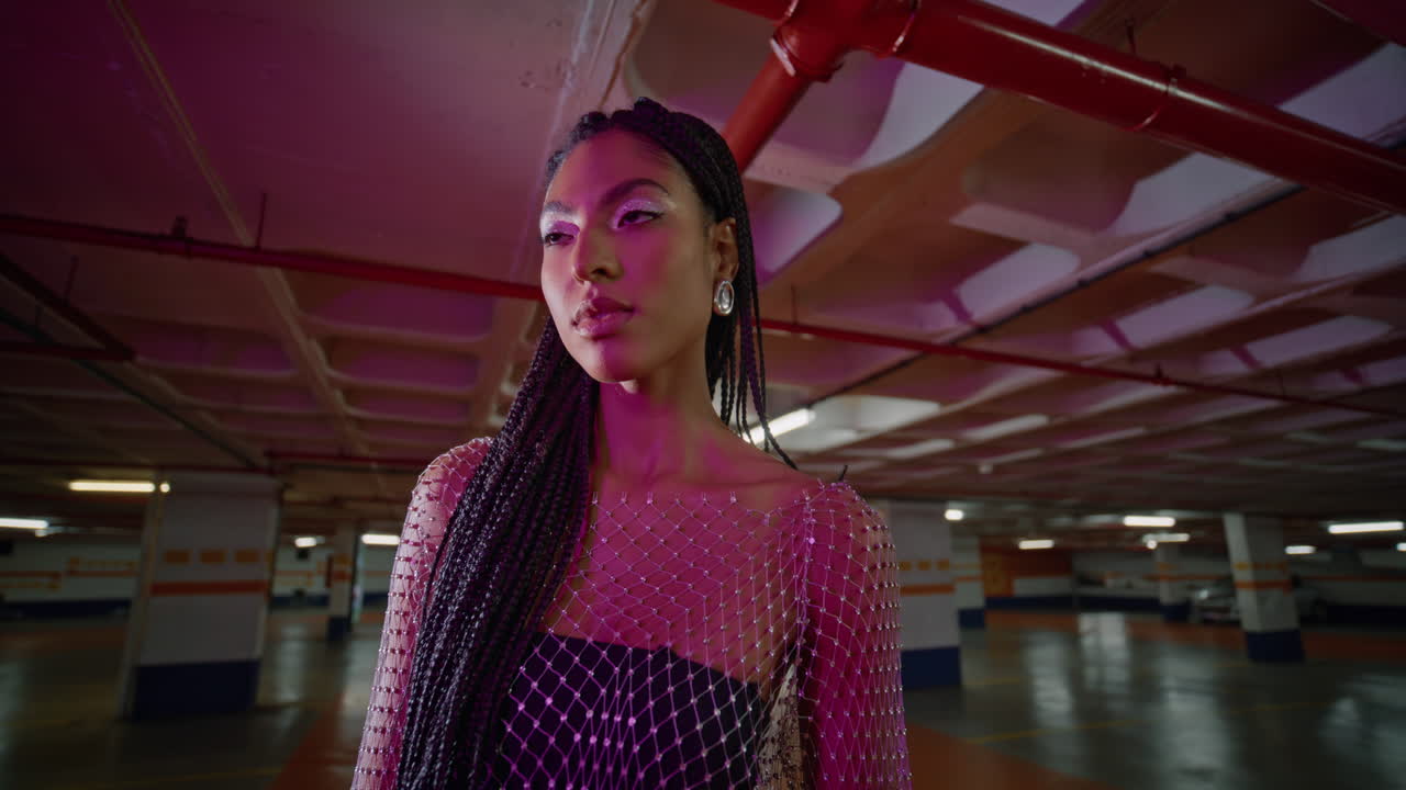 mujer morena caliente posando con ropa de moda por la noche retrato de estacionamiento de neón