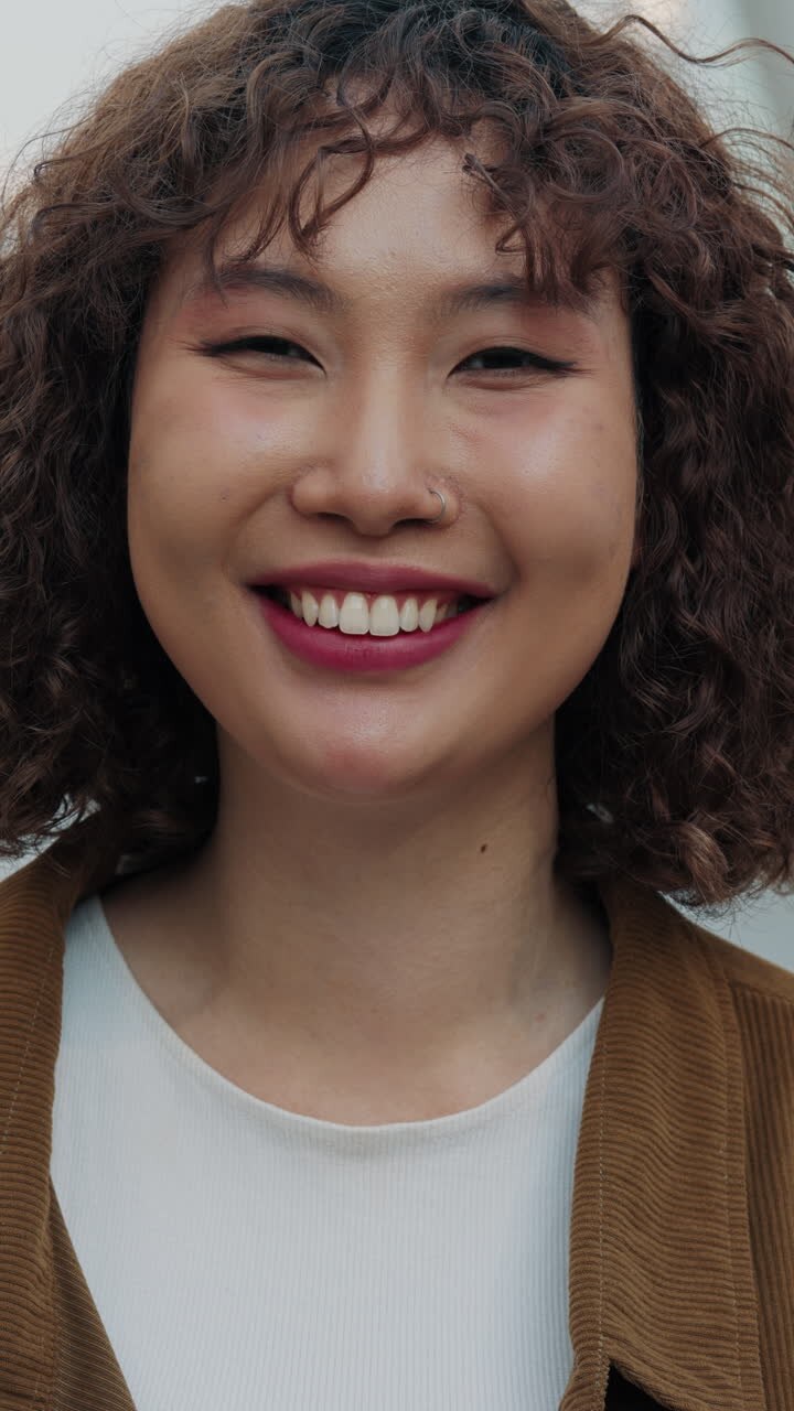 巻きの笑顔の女性の肖像画