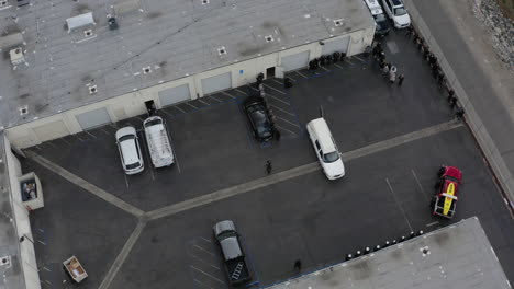 drone aéreo gira en espiral hacia arriba fuera de un funeral