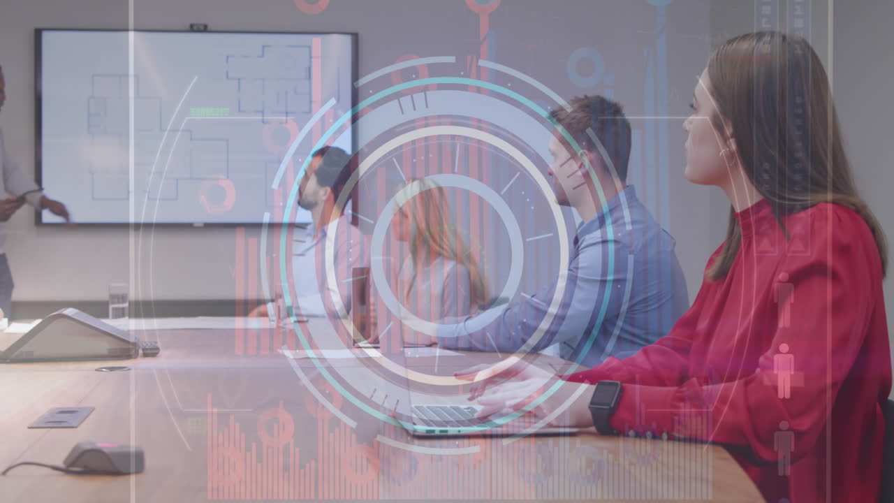 animación de escáner redondo y procesamiento de datos sobre mujer caucásica usando una computadora portátil en la sala de reuniones.