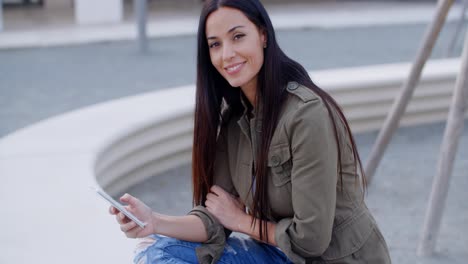 una mujer joven amistosa y casual sonriendo a la cámara.