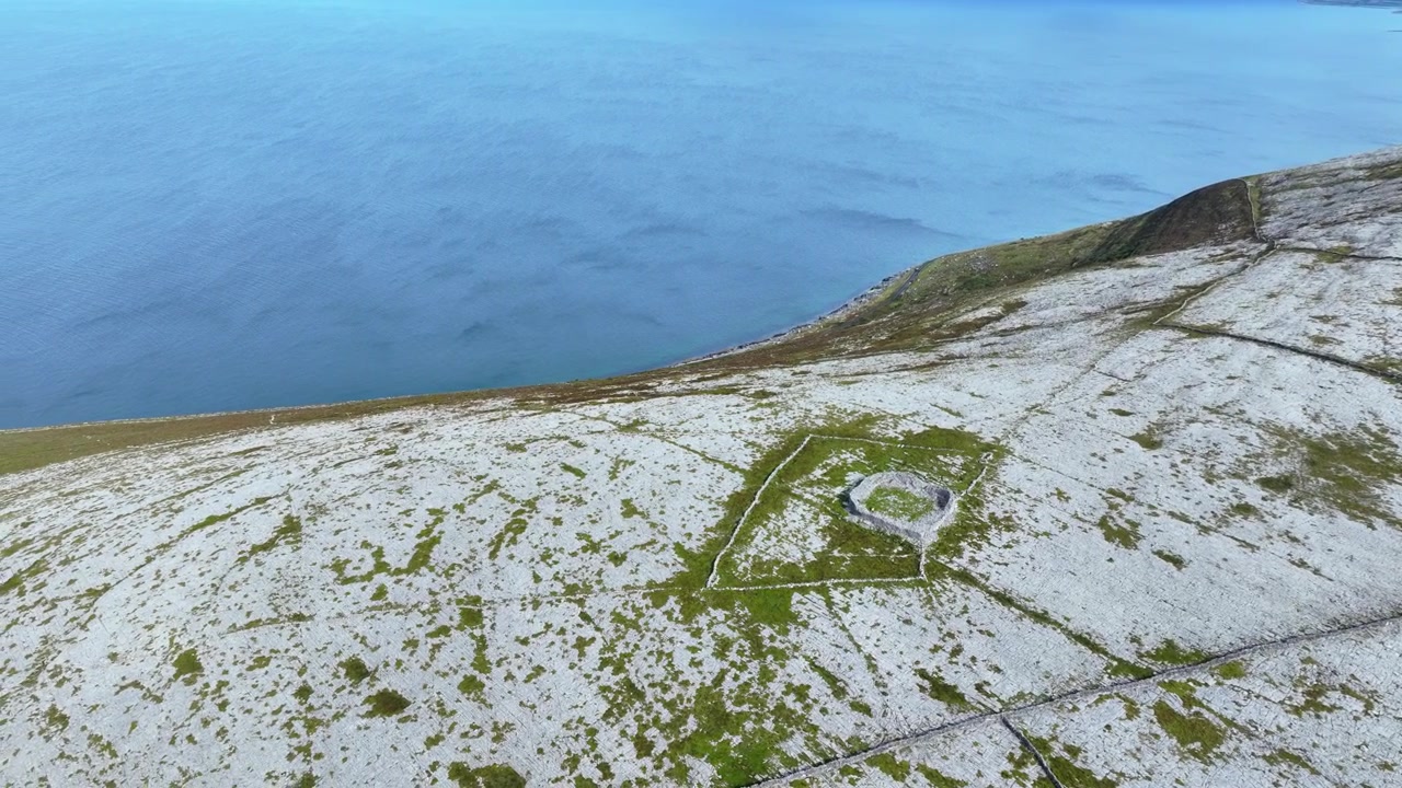 Irlannin eeppiset paikat: drone kiertää Caerdoonishin linnoitusta Burrenissa, Claren kreivikunnassa, Irlannissa Wild Atlantic Way -reitillä