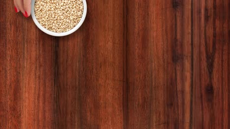 ofreciendo arroz mochi de grano entero