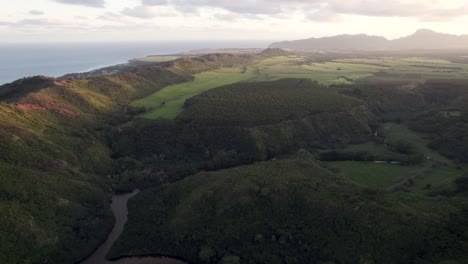 Dramatische-Luftaufnahmen-Des-Berühmten-Flusses-Wailua-Mit-Der-Küste-Des-Pazifischen-Ozeans-Im-Hintergrund