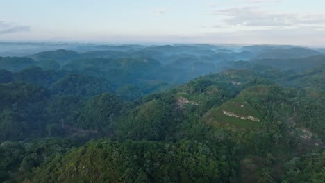 Filmische-Drohne-Vorwärts-über-Der-Bergkette-Im-Sonnenaufgang-Der-Dominikanischen-Republik