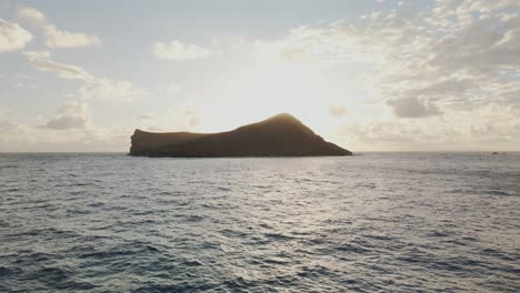 Eine-Niedrige-Annäherung-An-Die-Insel-Manana,-Die-Von-Einem-Sonnenaufgang-Beleuchtet-Wird