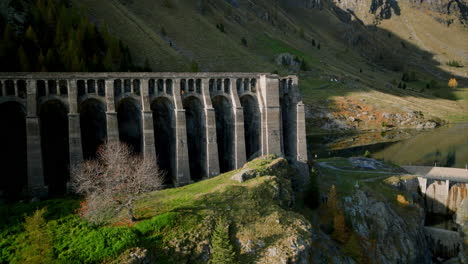 Presa-De-Contrafuerte-De-Arco-Múltiple-En-Gleno-Creek-En-El-Valle-De-Scalve