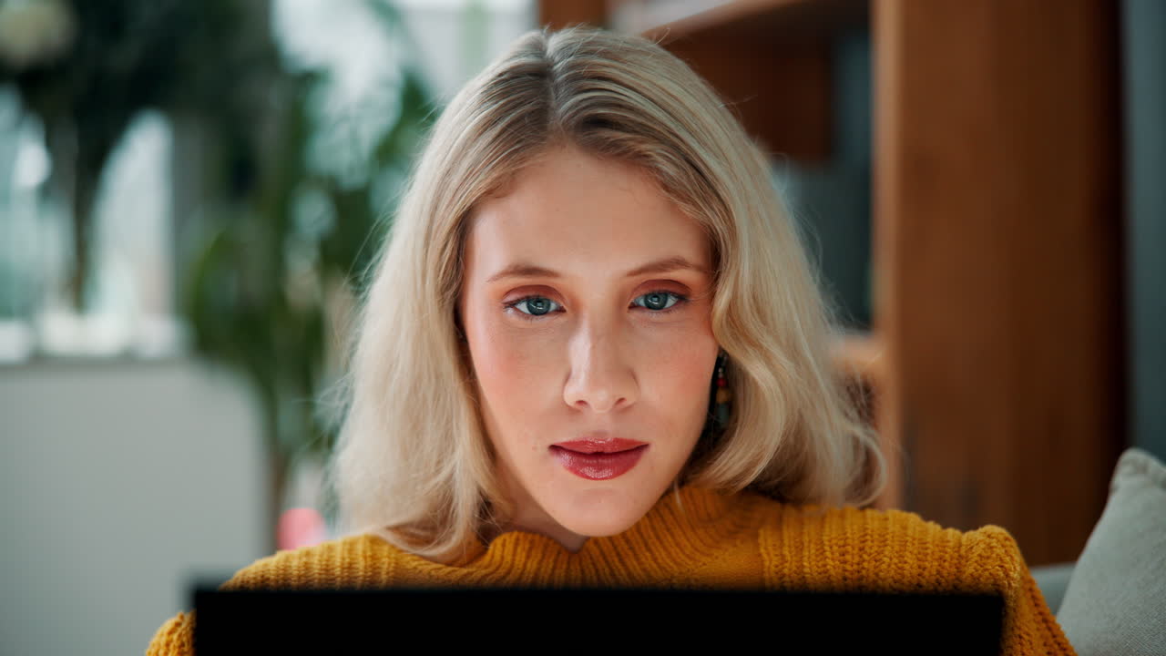 노트북을 사용하는 여성