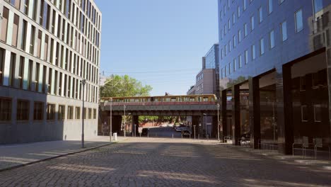 tren pasando por el centro de berlín