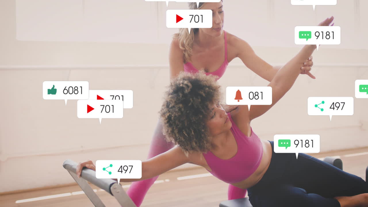 notificaciones de las redes sociales animación sobre mujeres haciendo ejercicio en el estudio de fitness