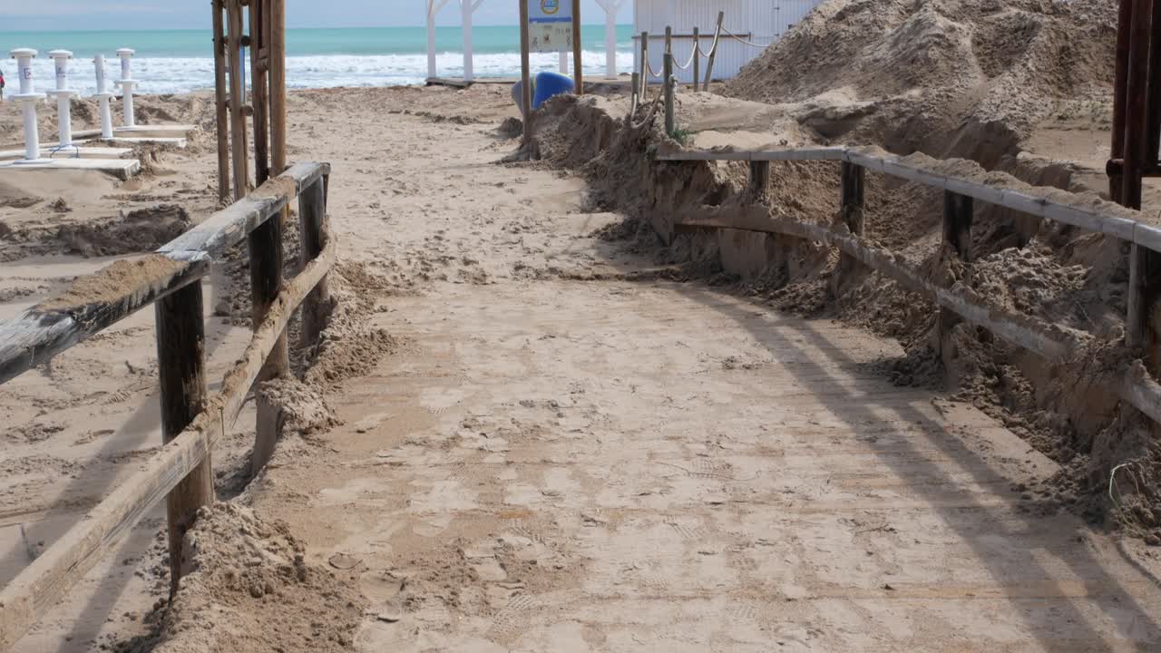 vista inclinada hacia arriba de la playa dañada después de una tormenta en los arenales del sol, cerca de la ciudad de alicante, españa