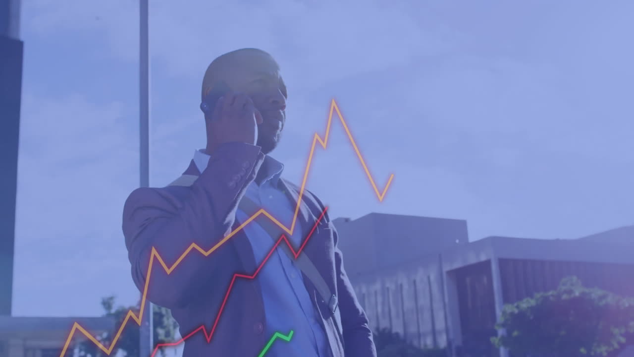 animación del procesamiento de datos financieros sobre un empresario afroamericano que usa un teléfono inteligente