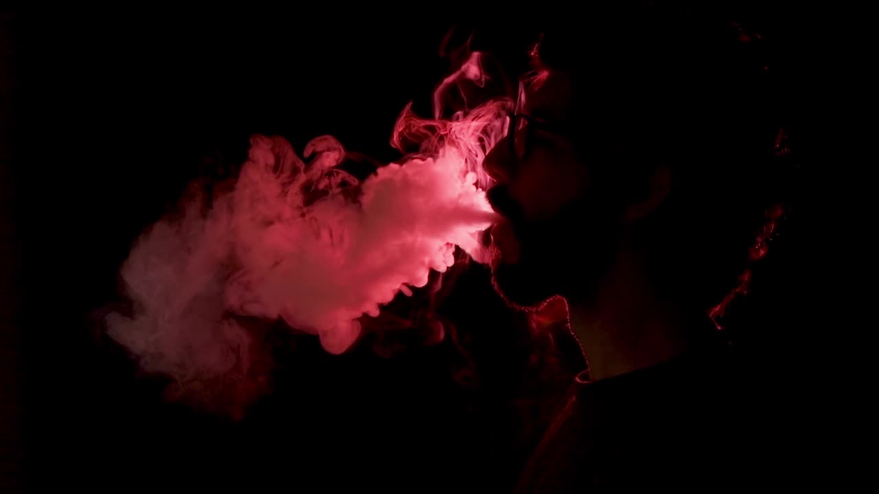 담배를 피우는 남자의 실루엣, 슬로우 모션