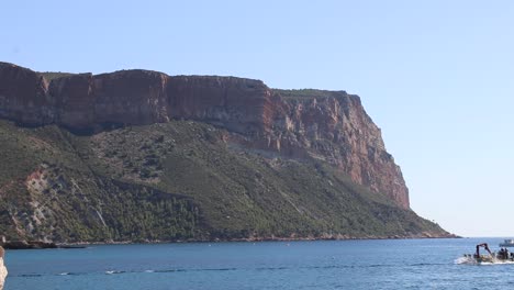 Barco-Pasando-Por-Montaña-En-El-Sur-De-Francia,-Cassis