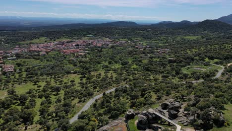 Vuelo-Con-Dron-Centrándose-Inicialmente-En-Un-Mirador-Rocoso-Con-Una-Pasarela-Y-Luego-En-Un-Pueblo-Rural-Llamado-Pelahustan-Con-Un-Entorno-Impresionante-De-Encinas-Y-Un-Paisaje-Impactante-ávila-España