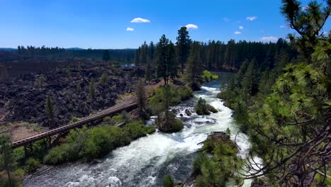 revelación aérea del río rápido de aguas bravas en un día claro y soleado a cámara lenta de 4k