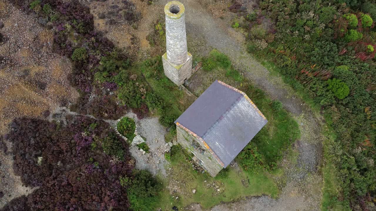 parys 산 버려진 벽돌 굴뚝 구리 채광 밀 돌 파멸 조감도 기울기 위로 아래로 당기다