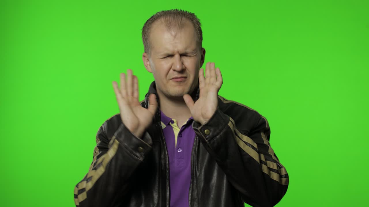 듣고 싶지 않아요. 로커 남자, 말을 듣지 않기 위해 팔로 귀를 고, 문제를 피합니다.