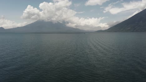 Drone-Volando-Sobre-Las-Aguas-Del-Lago-De-Atitlan-En-Guatemala