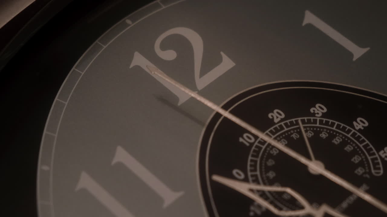 壁の時計のクローズアップ