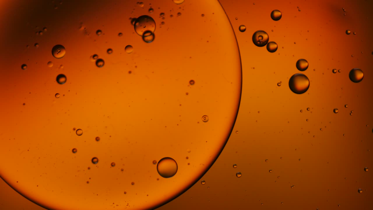 물 위에 떠다니는 기름방울의 다채로운 예술적.