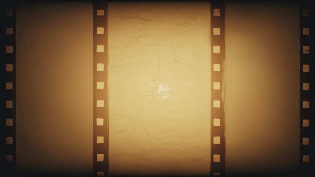 Afspelen startend, flikkert een 35mm filmstrip in een tegenlicht close-up, waarbij tandgaten en stof zichtbaar worden.