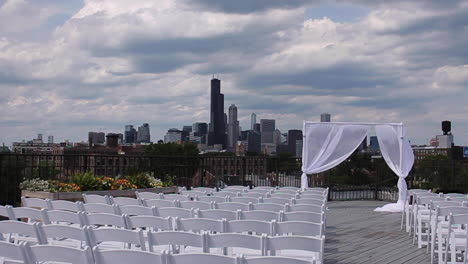 Horizonte-De-Chicago-En-El-Fondo-Del-Lugar-De-La-Boda