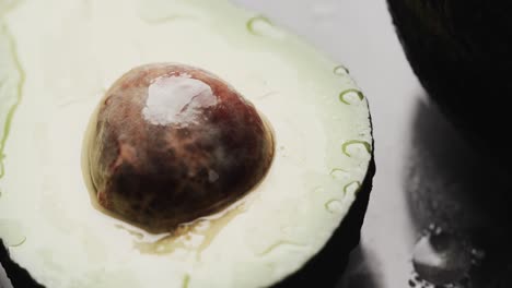 micro vídeo de primer plano de aguacates con espacio de copia en fondo gris
