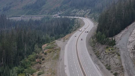 Carretera-Coquihalla-En-Movimiento:-Flujo-De-Tránsito-En-El-Corredor-Escénico.