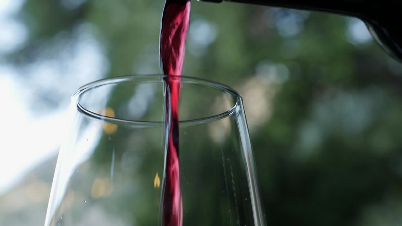 Travelling vers un verre où du vin est servi